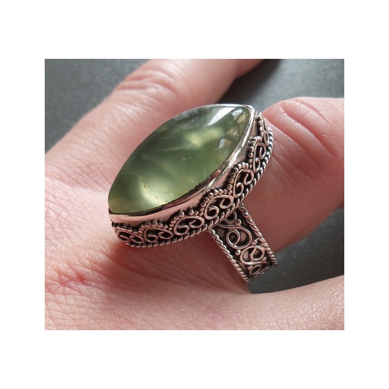 Zilveren ring met marquise Prehniet in bewerkte setting 17 mm