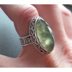 Zilveren ring met marquise Prehniet in bewerkte setting 17 mm