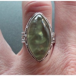 Zilveren ring met marquise Prehniet in bewerkte setting 17 mm
