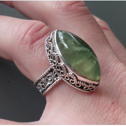 Zilveren ring met marquise Prehniet in bewerkte setting 17 mm