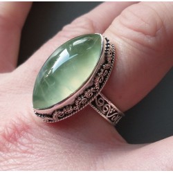 Zilveren ring met marquise Prehniet in bewerkte setting 18 mm