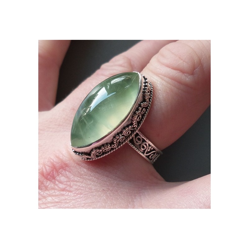 Zilveren ring met marquise Prehniet in bewerkte setting 18 mm