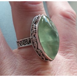 Zilveren ring met marquise Prehniet in bewerkte setting 18 mm