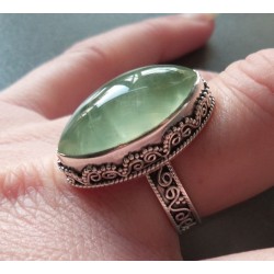 Zilveren ring met marquise Prehniet in bewerkte setting 18 mm