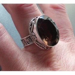 Zilveren ring Smokey Topaas gezet in bewerkte setting 18.5 mm