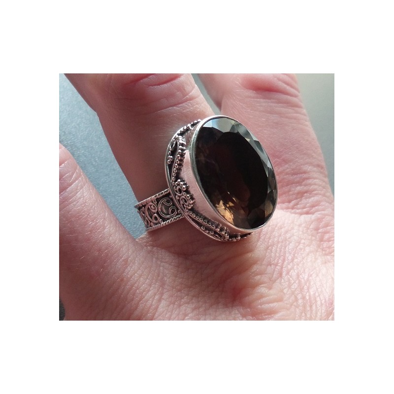 Zilveren ring Smokey Topaas gezet in bewerkte setting 18.5 mm