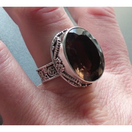 Zilveren ring Smokey Topaas gezet in bewerkte setting 18.5 mm