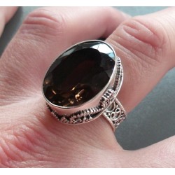 Zilveren ring Smokey Topaas gezet in bewerkte setting 18.5 mm