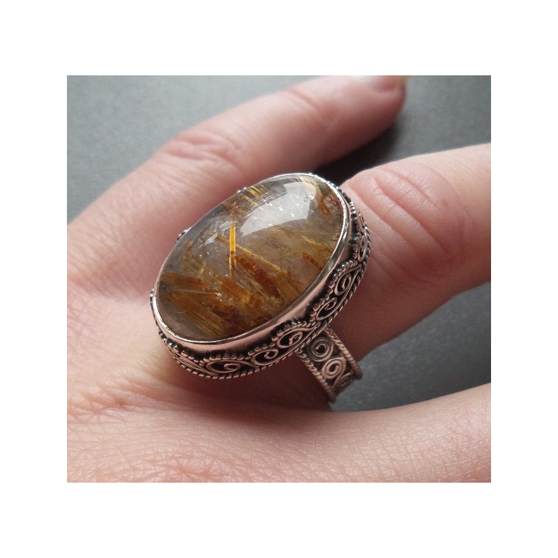 Zilveren ring met gouden Rutielkwarts en bewerkte setting 18 mm