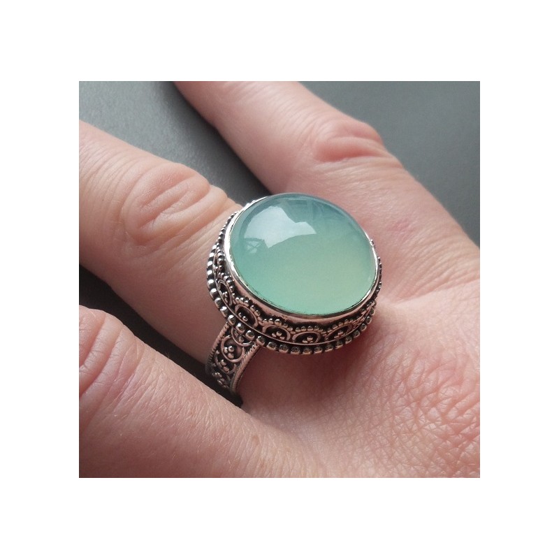 Zilveren ring ronde aqua Chalcedoon in bewerkte setting 19.5 mm
