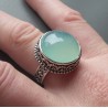 Zilveren ring ronde aqua Chalcedoon in bewerkte setting 19.5 mm