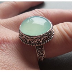 Zilveren ring ronde aqua Chalcedoon in bewerkte setting 19.5 mm