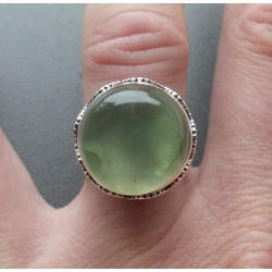 Zilveren ring ronde Prehniet in bewerkte setting 17.5 mm
