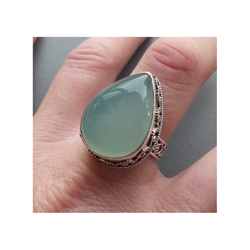 Zilveren ring druppelvorm aqua Chalcedoon bewerkte setting 19 mm