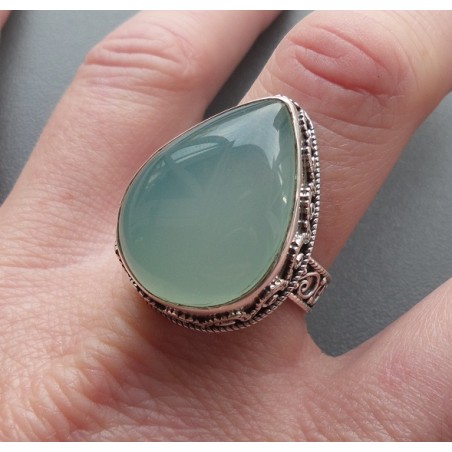 Zilveren ring druppelvorm aqua Chalcedoon bewerkte setting 19 mm