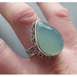 Zilveren ring druppelvorm aqua Chalcedoon bewerkte setting 19 mm
