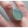 Zilveren ring druppelvorm aqua Chalcedoon bewerkte setting 19 mm