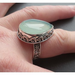 Zilveren ring druppelvorm aqua Chalcedoon bewerkte setting 19 mm