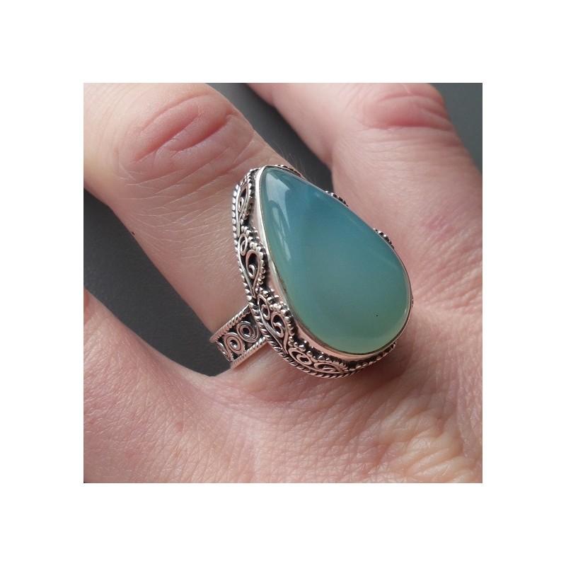 Zilveren ring druppelvorm aqua Chalcedoon bewerkte setting 18 mm
