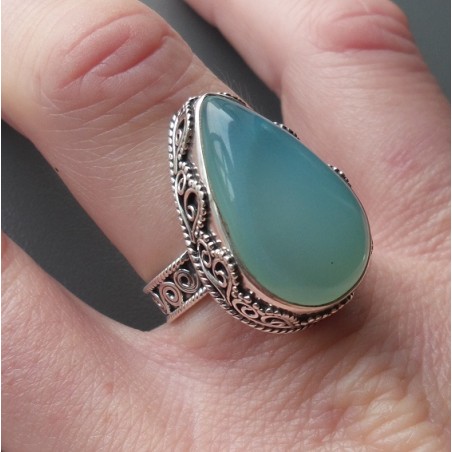 Zilveren ring druppelvorm aqua Chalcedoon bewerkte setting 18 mm