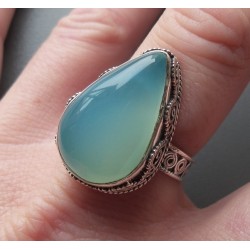 Zilveren ring druppelvorm aqua Chalcedoon bewerkte setting 18 mm
