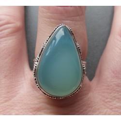 Zilveren ring druppelvorm aqua Chalcedoon bewerkte setting 18 mm