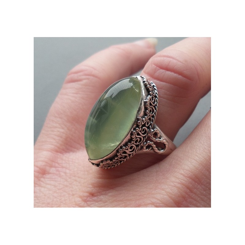 Zilveren ring met marquise Prehniet in bewerkte setting 17.3 mm