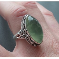 Zilveren ring met marquise Prehniet in bewerkte setting 17.3 mm