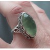Zilveren ring met marquise Prehniet in bewerkte setting 17.3 mm