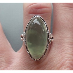 Zilveren ring met marquise Prehniet in bewerkte setting 17.3 mm