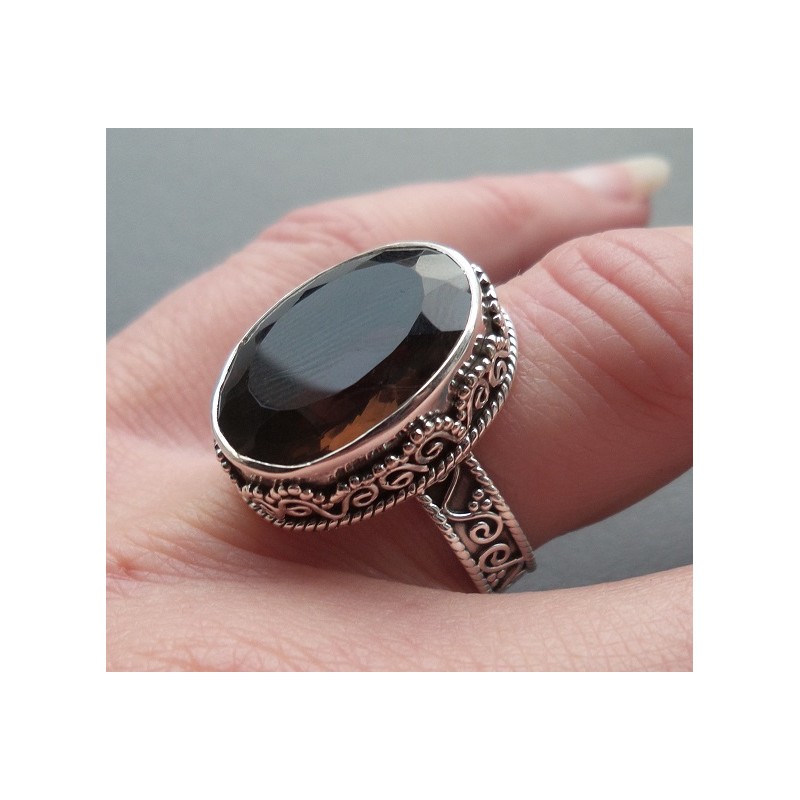 Zilveren ring Smokey Topaas gezet in bewerkte setting 17 mm