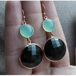 Vergulde zilveren oorbellen gezet met aqua Chalcedoon en Onyx