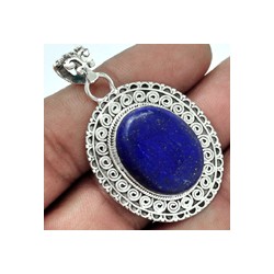 Zilveren hanger met cabochon Lapis Lazuli bewerkte setting