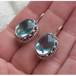 Zilveren oorbellen ovale facet blauw Topaas bewerkte setting