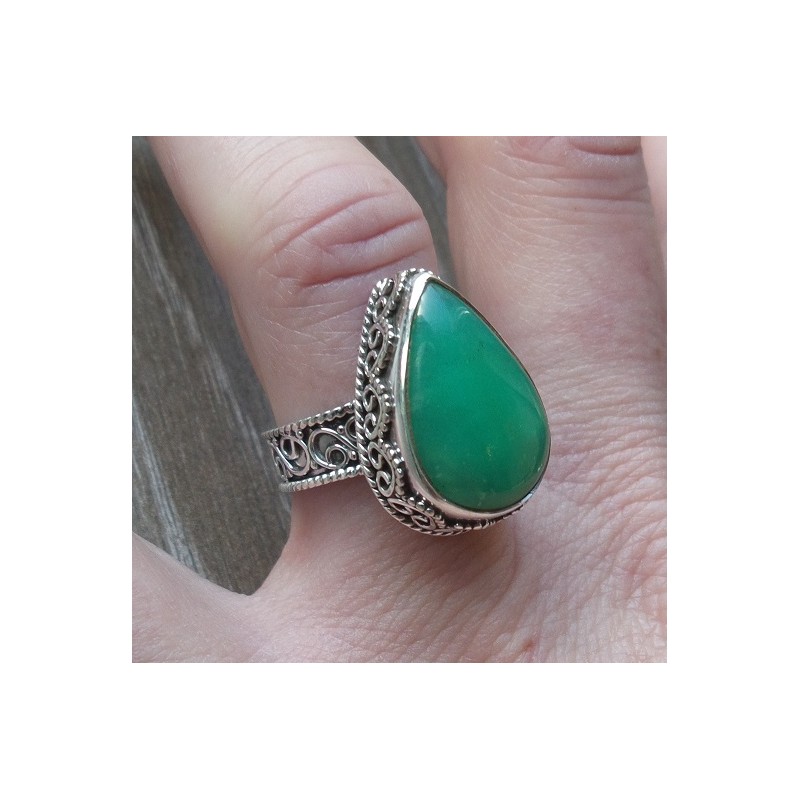 Zilveren ring met Chrysopraas gezet in bewerkte setting 17 mm
