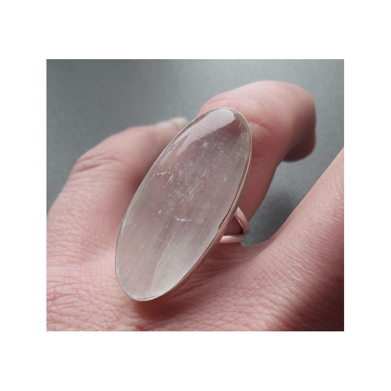 Zilveren ring gezet met ovale Seleniet 17 mm