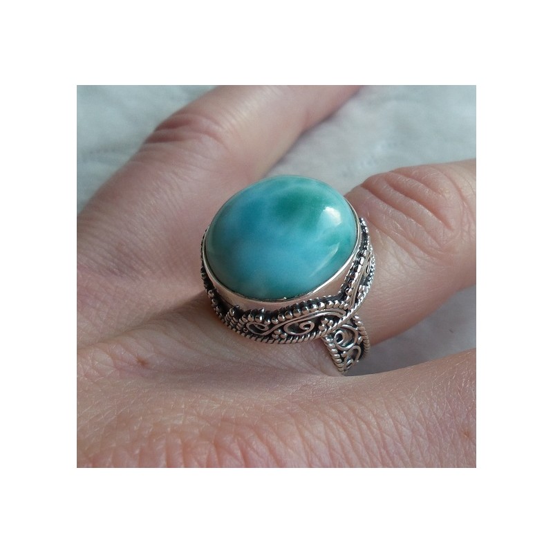 Zilveren ring met ronde Larimar gezet in bewerkte setting 16.5 m