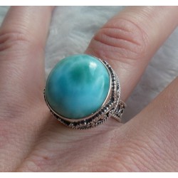 Zilveren ring met ronde Larimar gezet in bewerkte setting 16.5 m