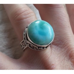 Zilveren ring met ronde Larimar gezet in bewerkte setting 16.5 m