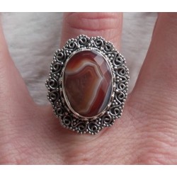Zilveren ring facet Botswana met bewerkte kop en band 16 mm