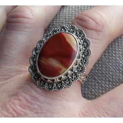 Zilveren ring Mookaiet met bewerkte kop en band 19 mm