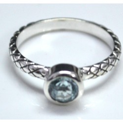 Zilveren ring gezet met kleine ronde facet blauwe Toaas 16.5 mm