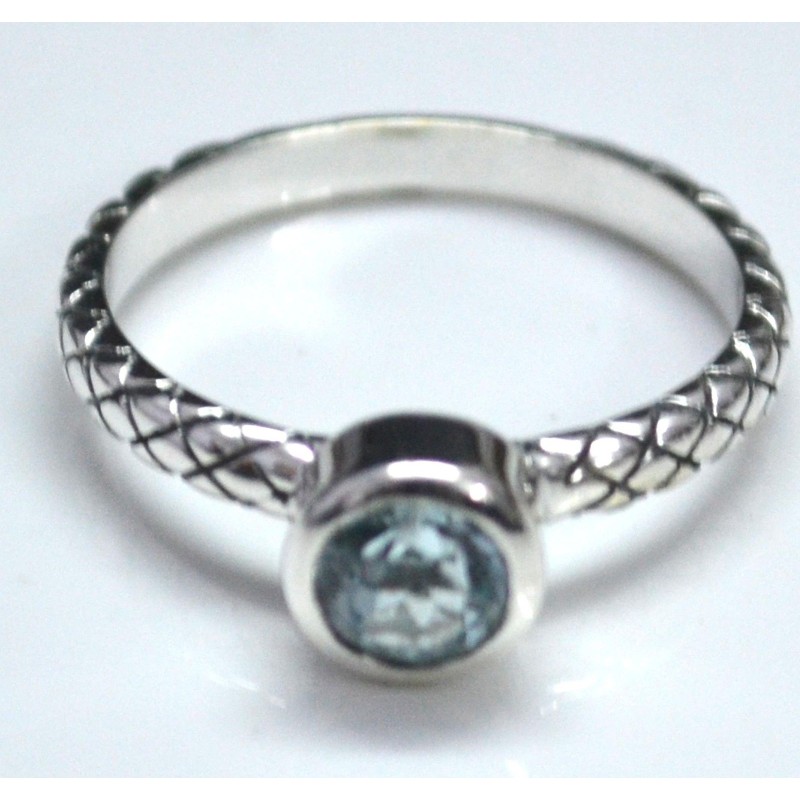Zilveren ring gezet met kleine ronde facet blauwe Toaas 16.5 mm
