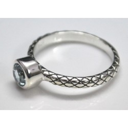 Zilveren ring gezet met kleine ronde facet blauwe Toaas 16.5 mm