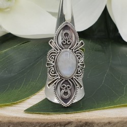 Zilveren ring met Maansteen en bewerkte kop 19 mm