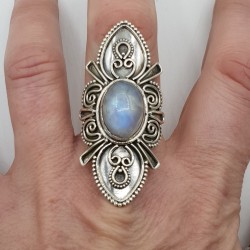 Zilveren ring met Maansteen en bewerkte kop 19 mm