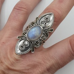 Zilveren ring met Maansteen en bewerkte kop 19 mm