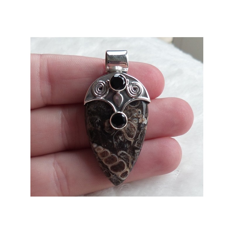 Zilveren hanger gezet met Turitella Agaat en Onyx