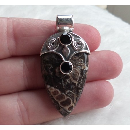 Zilveren hanger gezet met Turitella Agaat en Onyx
