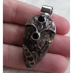 Zilveren hanger gezet met Turitella Agaat en Onyx